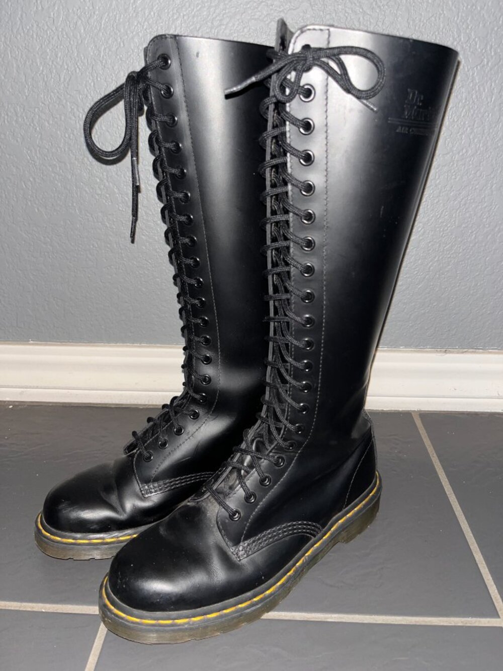 Dr. Martens 9663 Tall 20 Eye Lace Up Knee High Leather Boots Size W9 / M8 - EUC